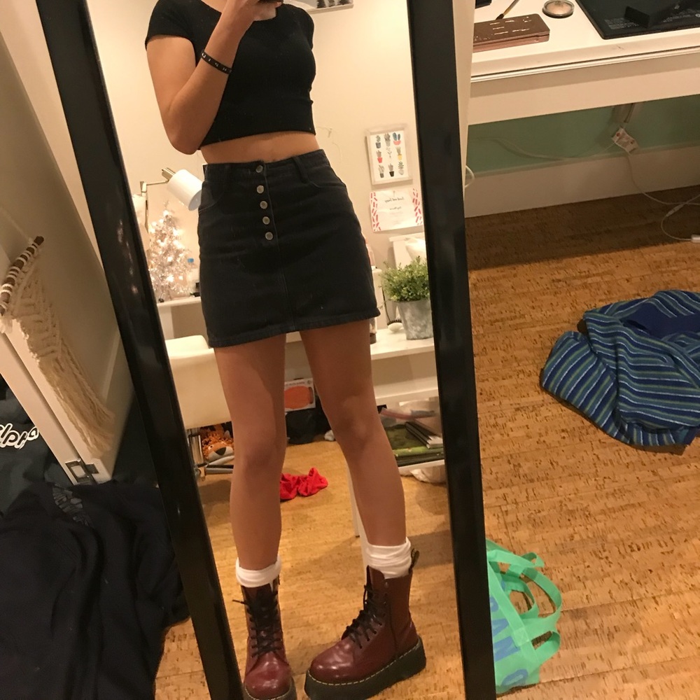 BRANDY MELVILLE black five button skirt